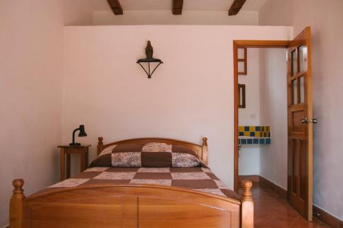 科潘玛雅遗址La Casa de Cafe Bed and Breakfast的一间卧室,卧室内配有一张木床