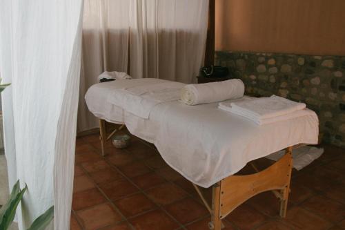 科潘玛雅遗址La Casa de Don Santiago Townhouse的一张小床,里面装有毛巾