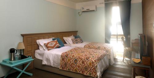科罗尔贝壳度假公寓式酒店的一间卧室配有一张床和一台电视