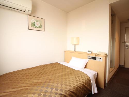 端岛Hotel LC Gifu Hashima的一间酒店客房,客房内配有一张床