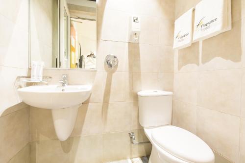 新加坡Fragrance Hotel - Balestier的一间带卫生间和水槽的浴室