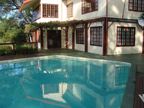 利文斯顿Kayube Zambezi River House的房屋前的游泳池