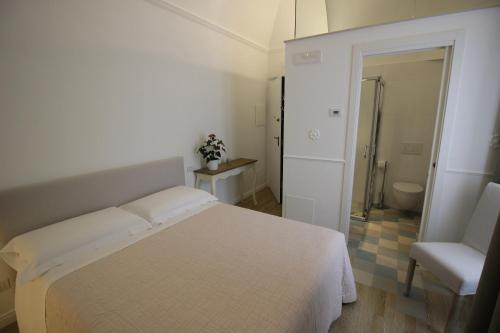 格拉维纳普利亚Novella 55的一间白色卧室,配有床和一间浴室
