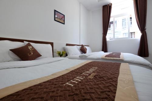 顺化时代酒店的酒店客房设有两张床和窗户。