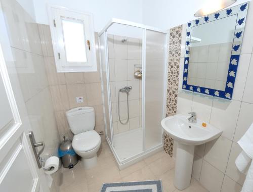 里瓦的亚梦之岛公寓式酒店的带淋浴、卫生间和盥洗盆的浴室