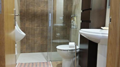 Lorca塞克玛度假屋的带淋浴、卫生间和盥洗盆的浴室