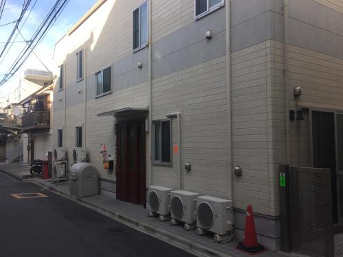 东京雅美塔休闲旅舍（仅限男宾）的街道上一排尿道的建筑物