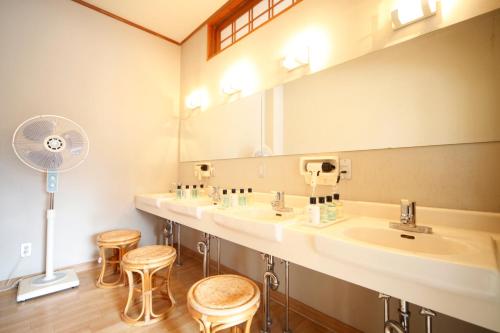 织花日式旅馆的一间浴室