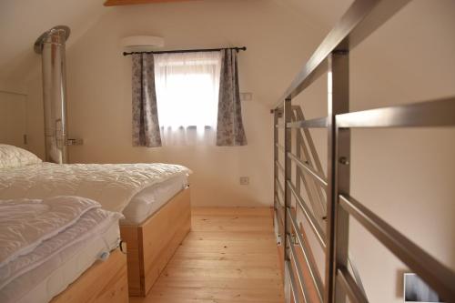 摩拉瓦新村Apartmán Hejč的一间卧室设有一张床和一个窗口