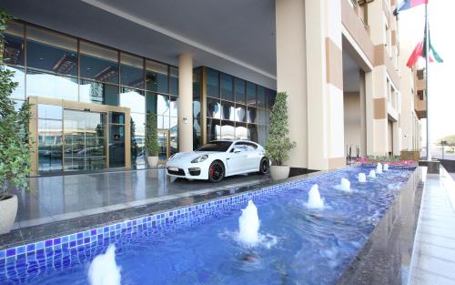 迪拜大都会酒店内部或周边的泳池