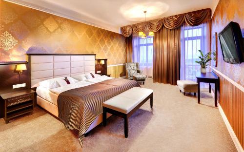 塔查斯卡-鲁穆尼卡布拉哈大酒店的一间卧室配有一张大床和电视