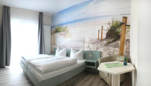 奥斯特西巴德钦诺维茨卡斯坍尼恩霍夫加尼酒店的一间卧室配有床和海滩壁画