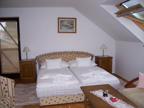 佐洛卡罗斯朱莉娅文德哈斯旅馆的卧室配有白色的床和桌子