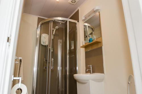 珀斯斯科舍酒店的带淋浴、卫生间和盥洗盆的浴室