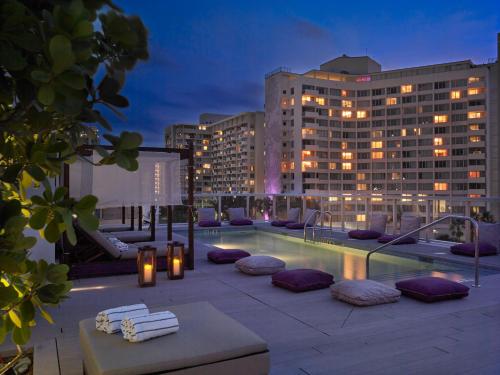 迈阿密海滩ABAE Hotel by Eskape Collection的一个带游泳池和大楼的屋顶露台