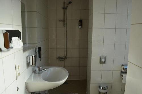 汉诺威B&D酒店的一间带水槽和淋浴的浴室