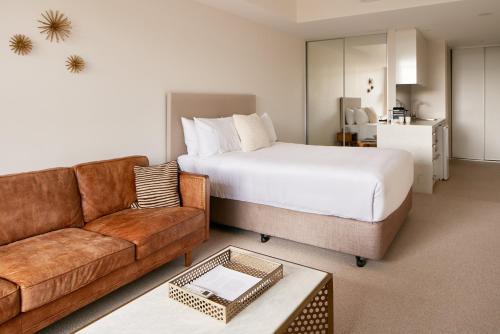弗里曼特Nautica Residences Fremantle的酒店客房,配有床和沙发
