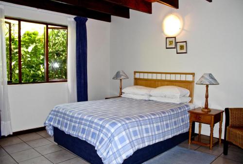 谢丽海滩翡翠湾度假屋的一间卧室设有一张床和一个窗口
