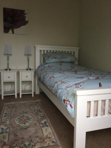 切斯特Fir Tree Cottage的卧室配有白色的床和2个床头柜