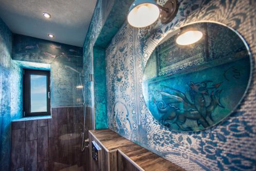 KalliópiKeros Blue - Luxury in Wilderness的浴室设有蓝色的墙壁和大镜子