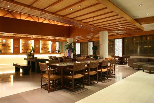 马公日立大饭店的大楼内带桌椅的餐厅