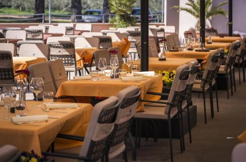 法扎纳Guest House Navetta 2的一排桌子,上面有黄色的桌布和椅子