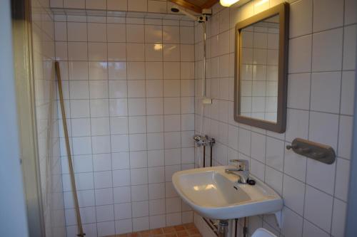 奥普达尔Vekve Hyttetun的白色的浴室设有水槽和镜子