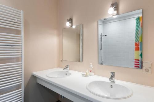布鲁塞尔梦幻般的大度假屋的一间带两个盥洗盆和大镜子的浴室