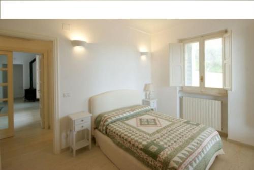 法萨诺Appartamento Giardinelli - Vale的一间卧室设有一张床和一个窗口