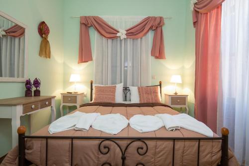 干尼亚波尔图之家酒店的一间卧室配有一张带2个床头柜的大床