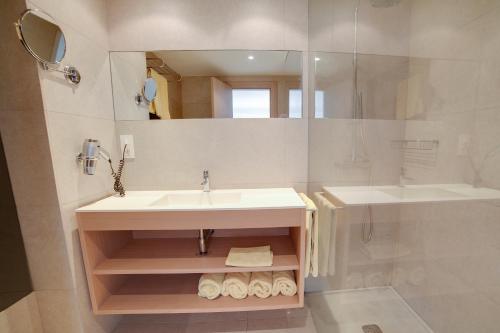 库拉海滩里维埃拉维斯塔酒店的一间带水槽和镜子的浴室