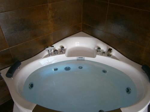 奥林匹亚基·阿克蒂约安娜酒店 的浴室角落的浴缸