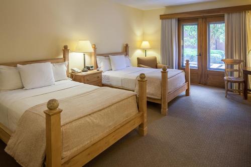 New HarmonyNew Harmony Inn Resort and Conference Center的酒店客房设有两张床和窗户。