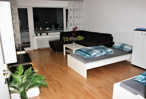科隆Apartment Köln Weiden的客厅配有沙发和桌子