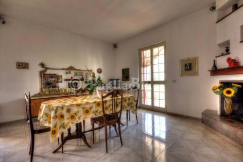 滨海波利尼亚诺Villa Portalga al mare的一间带桌椅的用餐室