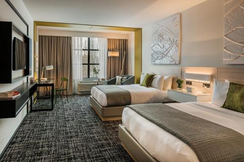 丹伯里丹伯里零度酒店的酒店客房设有两张床和电视。