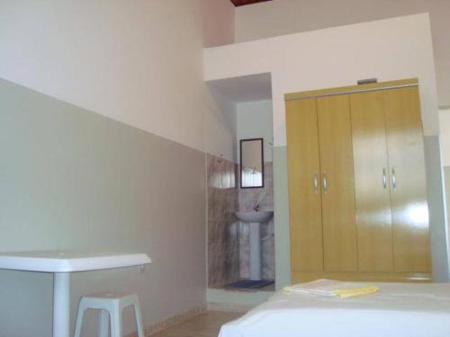 索罗卡巴Oriental Hotel的一间卧室配有床、一个柜台和一个水槽