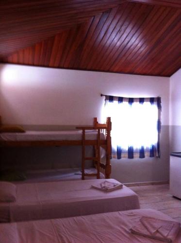 索罗卡巴Oriental Hotel的一间卧室设有一张床和窗户