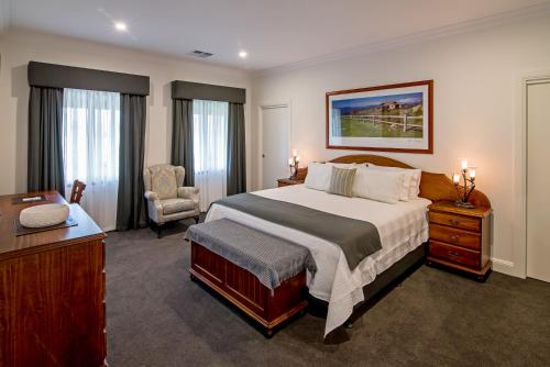 Mount McKenzie布罗肯查克葡萄园住宿加早餐度假屋的酒店客房带一张大床和一把椅子