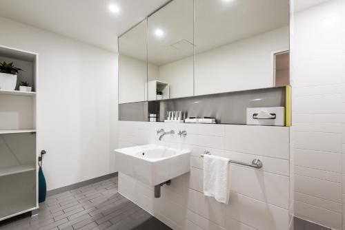 梅林布拉梅林布拉海岸度假酒店的白色的浴室设有水槽和镜子