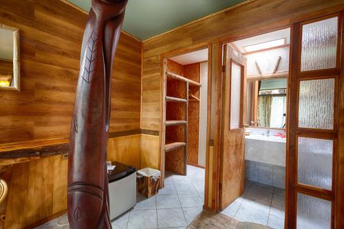 安加罗阿玛妮威酒店的一间带木墙和浴缸的浴室