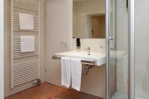 慕尼黑蒙迪艾尔中心酒店的一间带水槽和淋浴的浴室