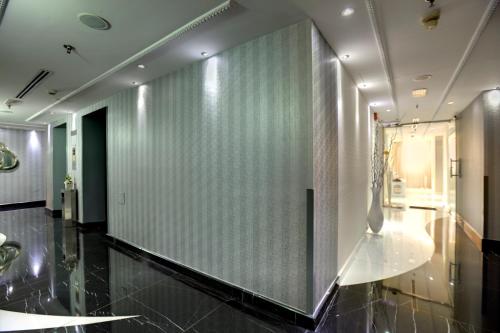 迪拜百老汇酒店的走廊上设有玻璃墙和玻璃桌