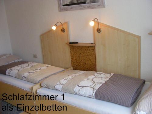 多恩比恩Ferienwohnung Huber的小型客房的两张床,配有两把水电马桶