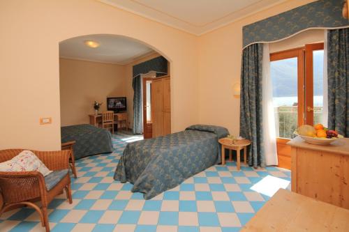 利莫内-苏尔加达洛坎达俄索洛加尼酒店的客厅配有沙发和桌子