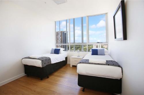 悉尼G1908S 泽特兰- 住宅区公寓的带大窗户的客房内的两张床