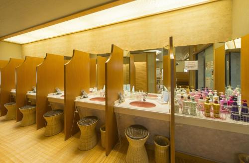 加贺湖畔之宿 森本日式旅馆的一间设有三个水槽和一排镜子的公共浴室