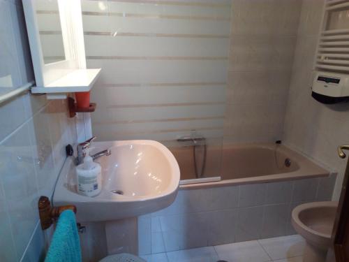 阿霍Apartamento Ajo的浴室配有盥洗盆和浴缸。