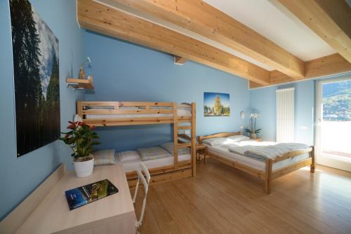 Grumes奥斯特格拉姆旅舍的一间卧室配有两张双层床和一张书桌