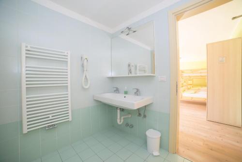 Grumes奥斯特格拉姆旅舍的一间带水槽和镜子的浴室